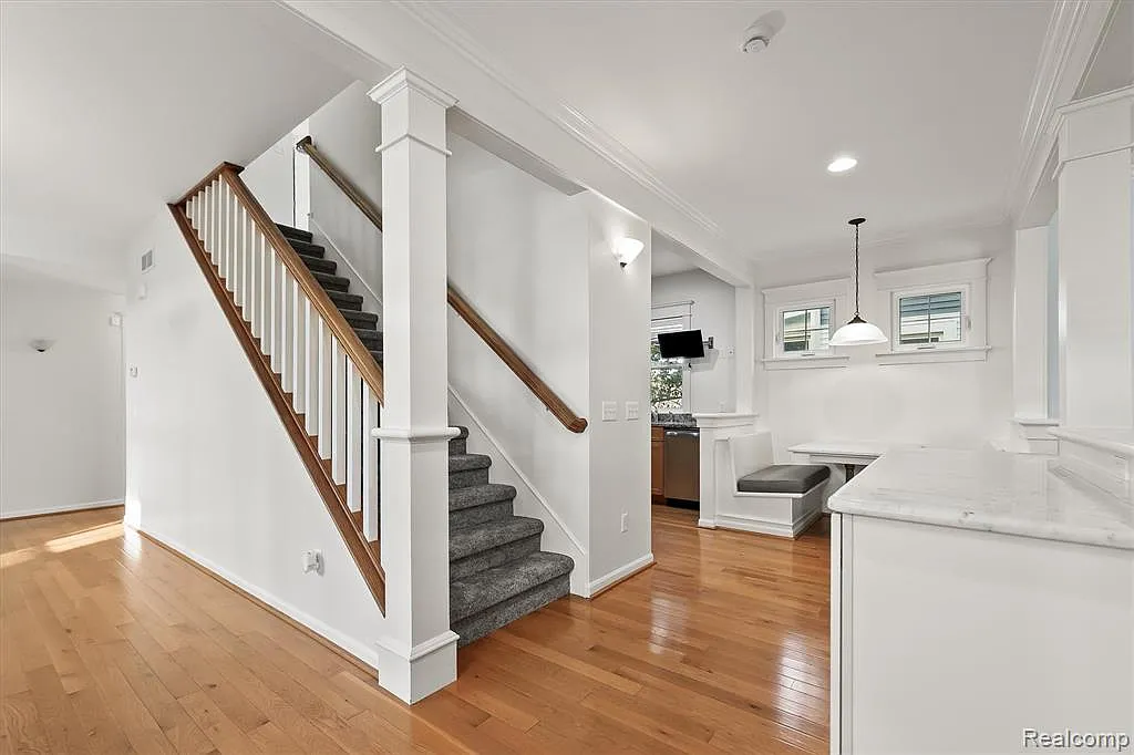 3 bed, 2.5 bath, 2382 sqft, $6,000 — Photo 4