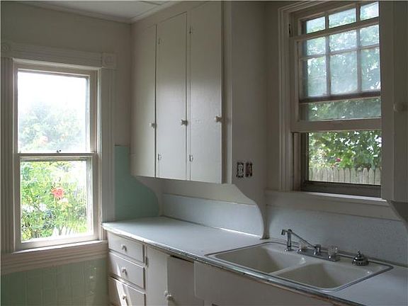 3rd image of 226 E Elm St