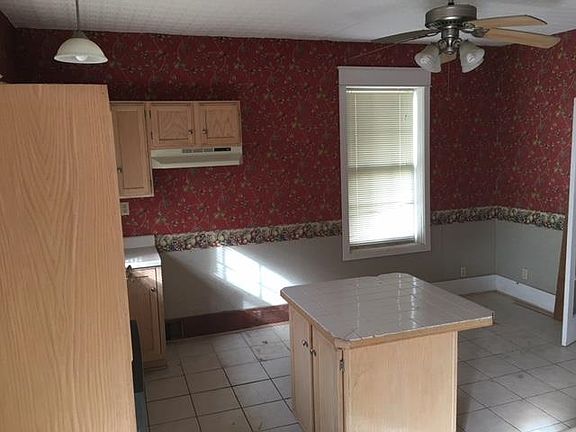 kitchen with island/breakfast area
