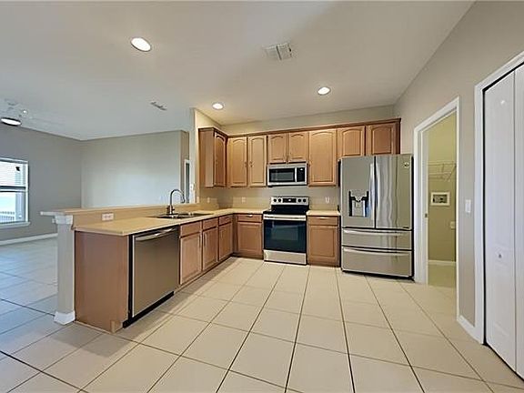 4th image of 876 Hacienda Cir
