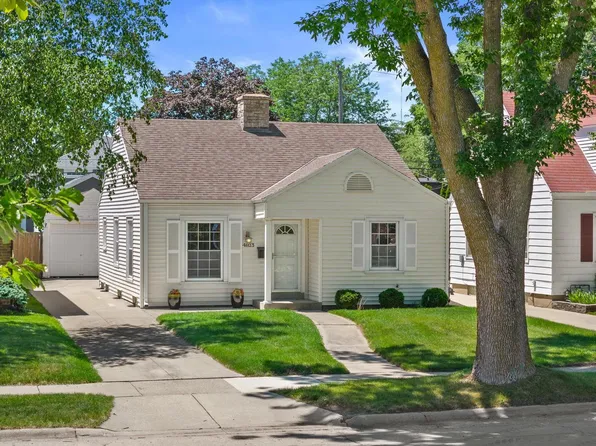 4823 N Hollywood AVENUE, Whitefish Bay, WI 53217