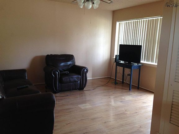 3rd image of 913 W Louisa Ave