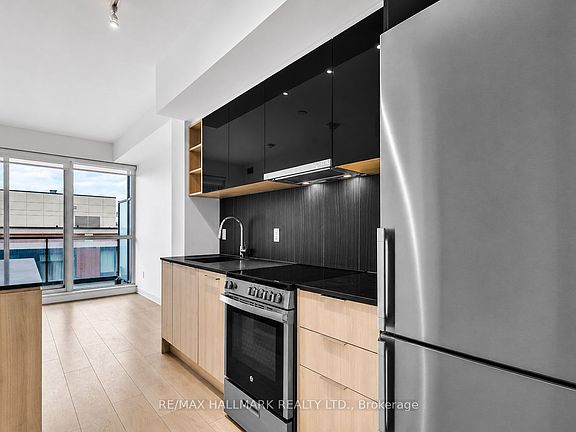 5th image of 31 Tippett Rd #905