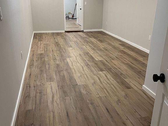 4th image of 202 Glenada Ct