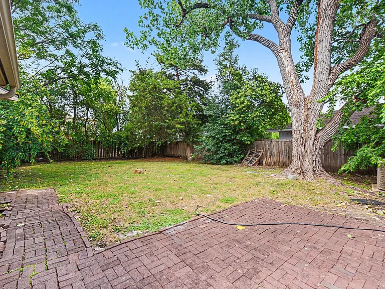 8615 Skyline Dr — Photo 17