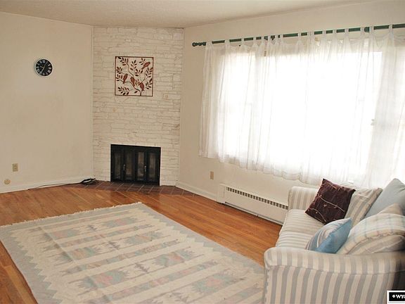 3rd image of 320 East Ln
