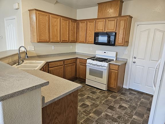 3rd image of 116 Copper Pine Ave
