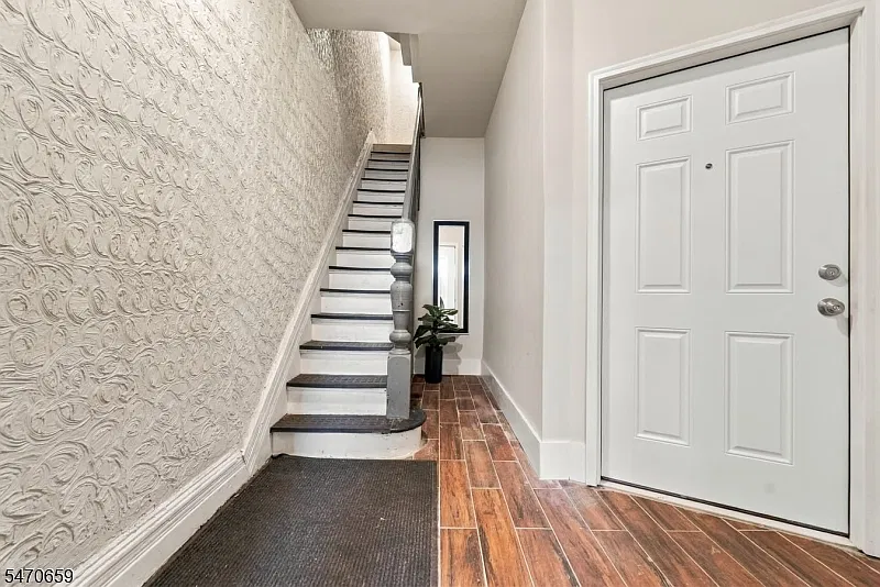3 bed, 2.0 bath, 1109 sqft, $2,300 — Photo 2