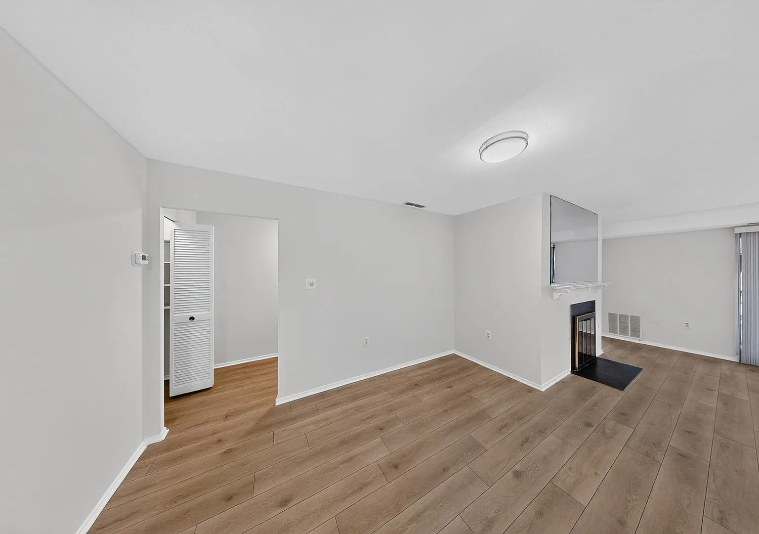 Beautiful Renovation! Spacious And Bright 2bedroom/2bath + Den - Corner Unit! — Photo 4