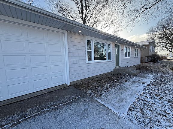 2nd image of 208 Sycamore Ln