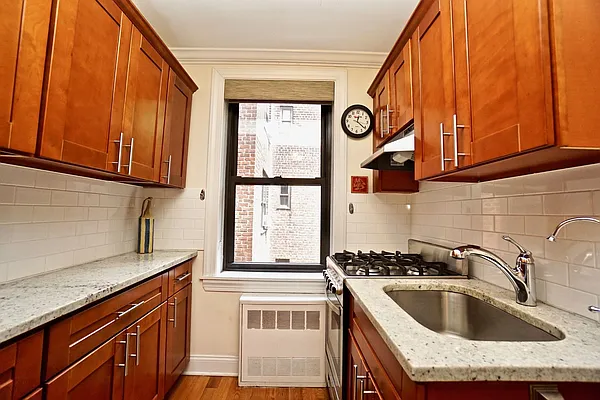 Sold by Bizzarro Agency | media 2