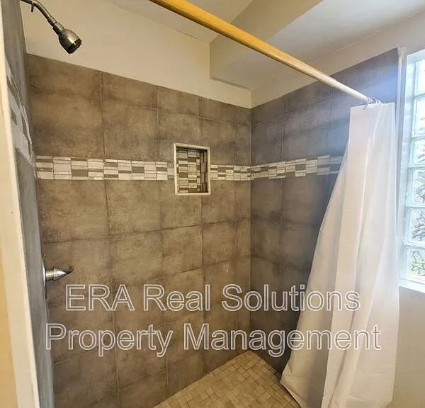 1092 Oakwood Ave — Photo 11