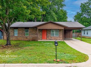 607 E 4th Pl, Grove, OK 74344