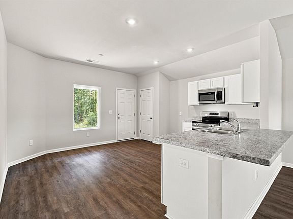 4th image of 593 Antler Way