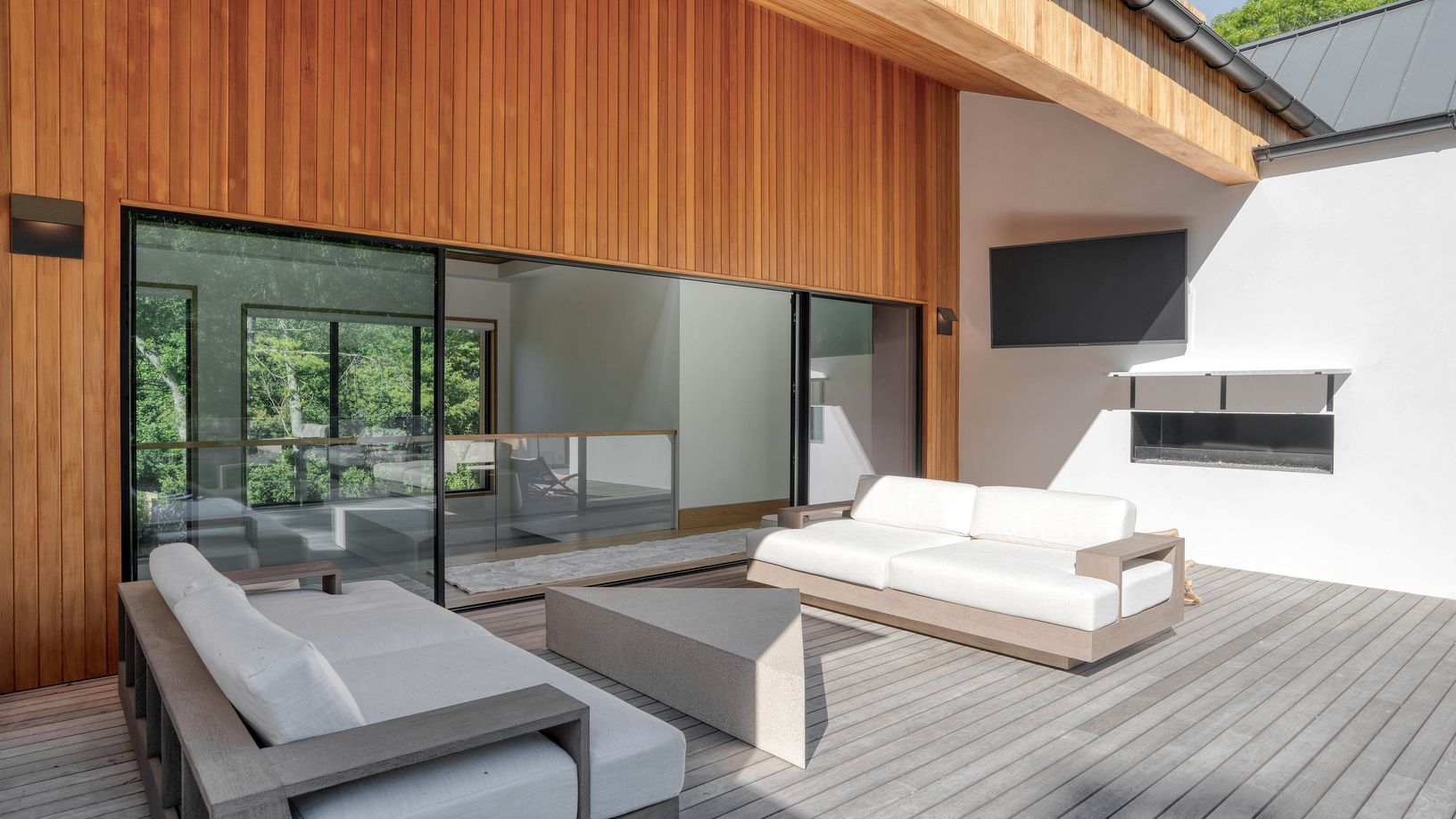  2nd floor deck seating area 