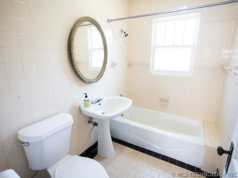 1147 S Florence Ave — Photo 47