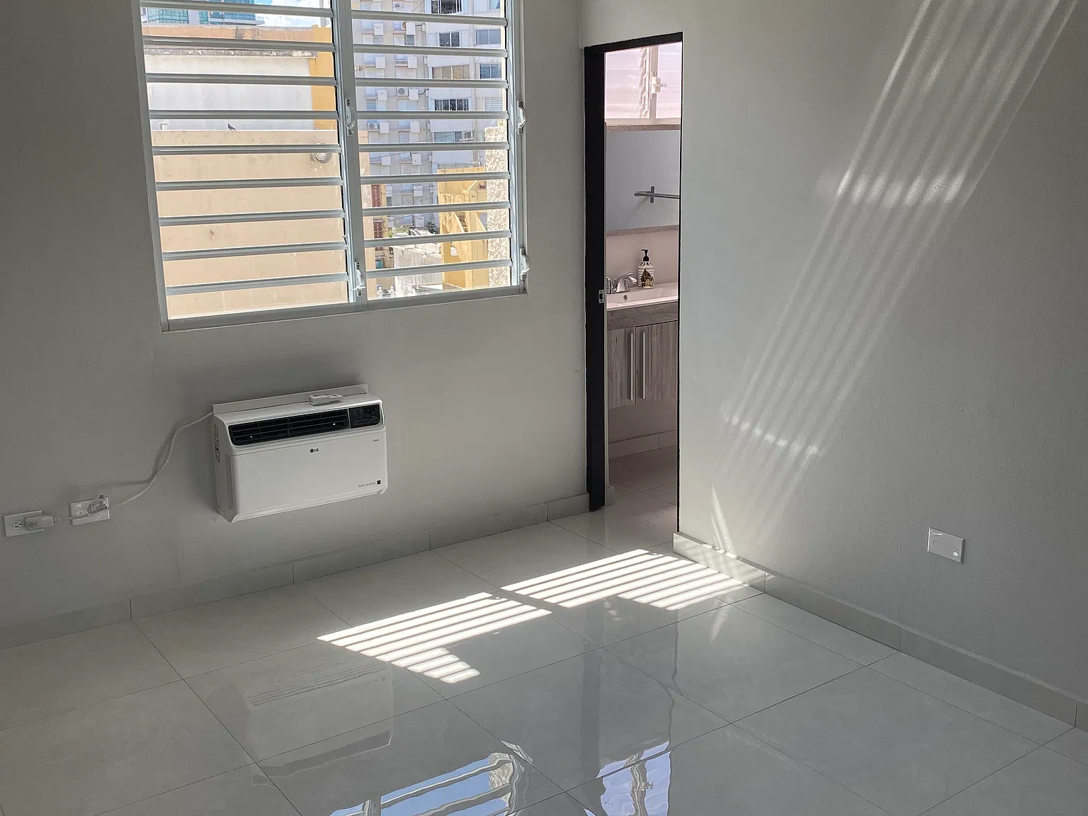2 bed, 1065 sqft, $2,500 — Photo 4