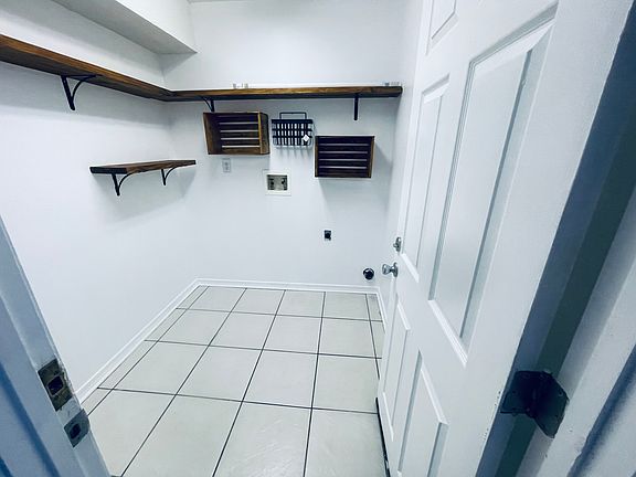 2nd image of 1801 Whispering Oaks Ln