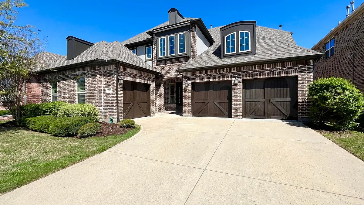 5 bed, 4.5 bath, 4150 sqft, $4,025 — Photo 2