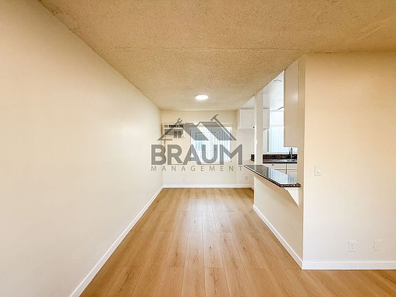 5th image of 13115 Oxnard St APT 19