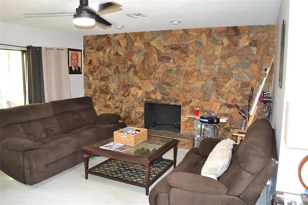3 bed, 2.0 bath, 1589 sqft, $4,000 — Photo 4