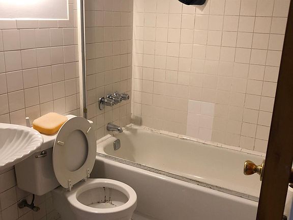 3rd image of 410 Castle Hill Ave #1