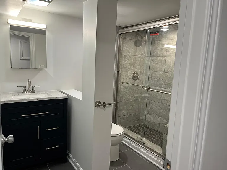 2301 W Montrose Ave #B — Photo 6