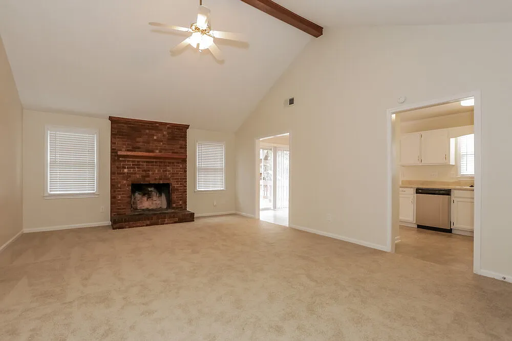 3 bed, 2.0 bath, 1433 sqft, $1,995 — Photo 3