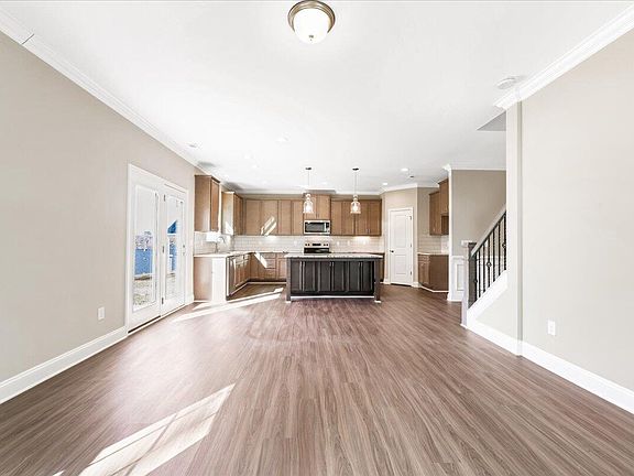 5th image of 212 Wildwood Ln