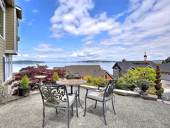 Enjoy morning coffee or evening nights from this great space. The sunsets and absolutely stunning.>