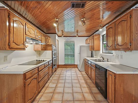 4th image of 217 Elder Oak Dr