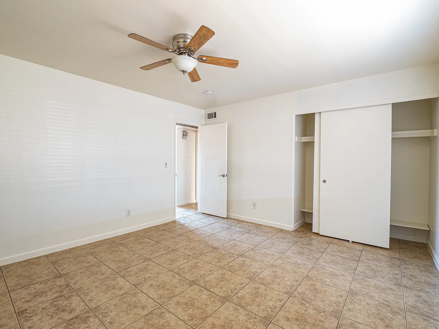 2 bed, 960 sqft, $1,250 — Photo 4