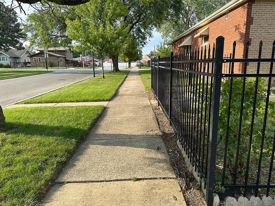 2nd image of 925 W 111th St