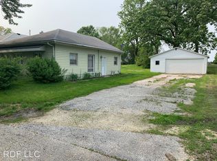 3433 Valley Dr, Leclaire, IA 52753