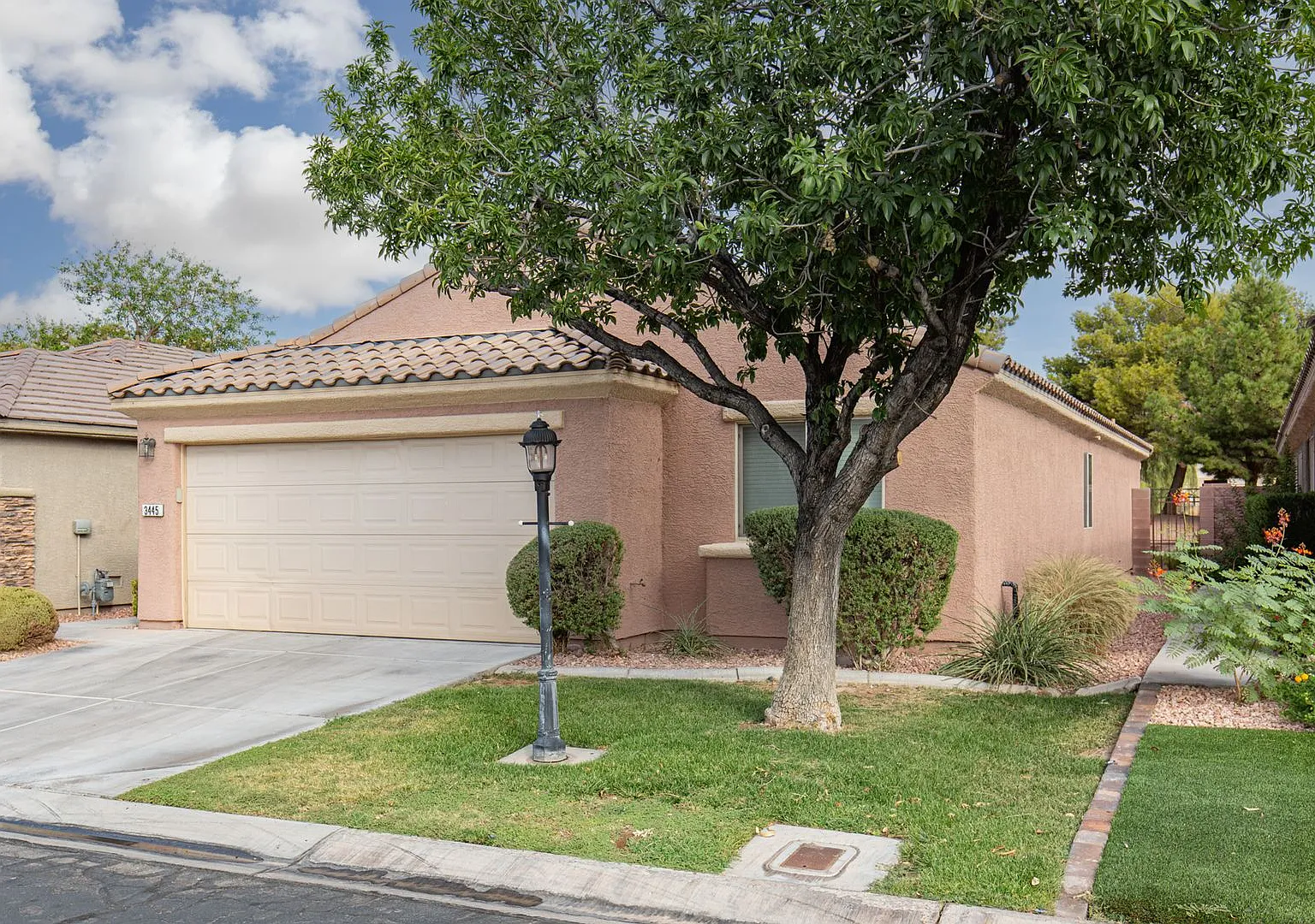 Single-Story Golf Course Home in Gated Community — Photo 3