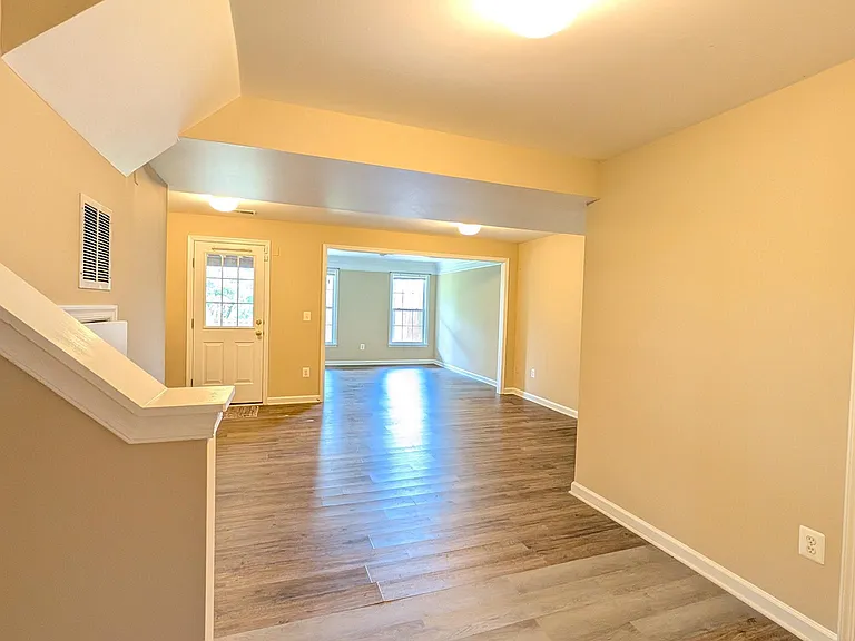 211 Shirley Sq SE — Photo 39