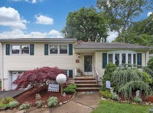 35 Parkview Dr, Park Ridge, NJ 07656