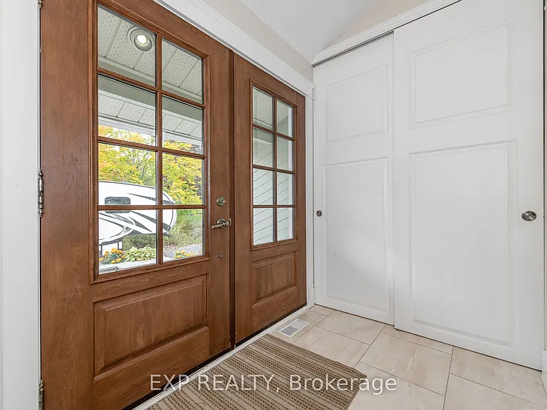 1238 Barnwell Cres — Photo 3