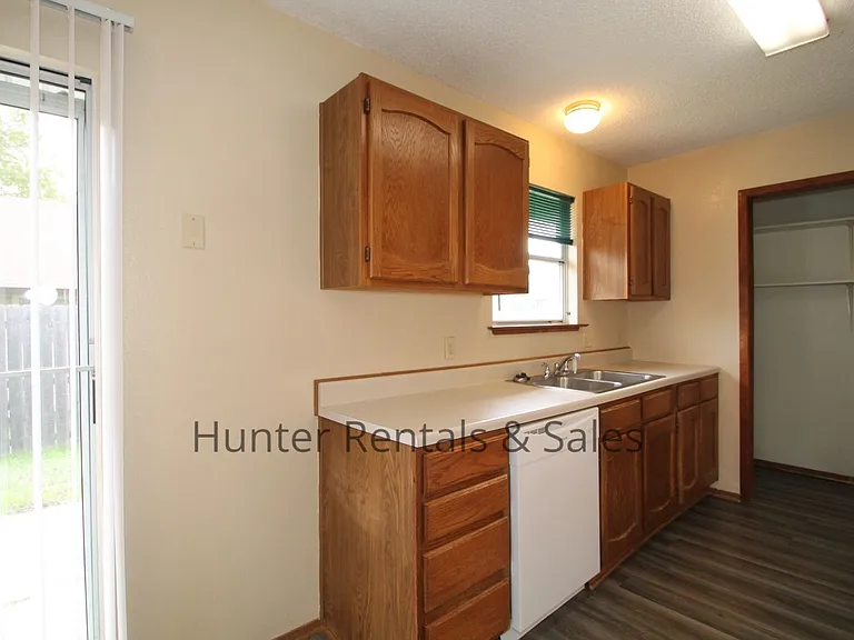 2404 Windmill Dr — Photo 10