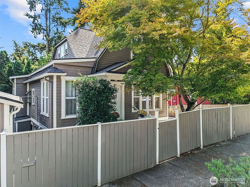4th image of 324 27th Avenue E