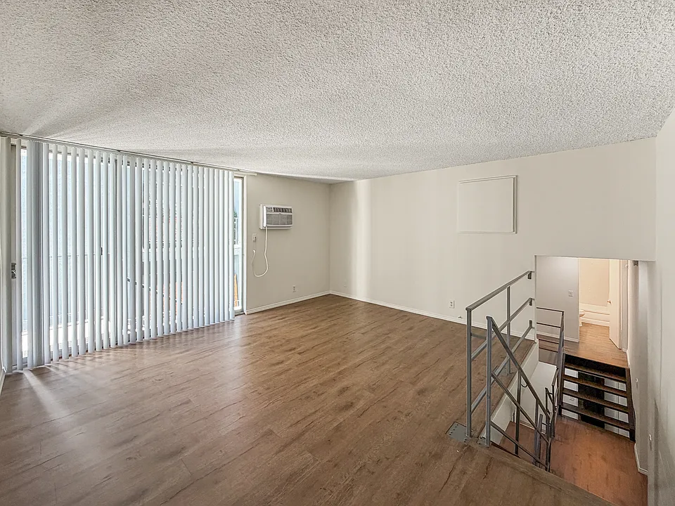2210 N Beachwood Dr #3
