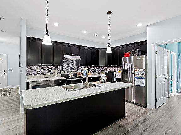 2nd image of 411 Rockcreek Blvd