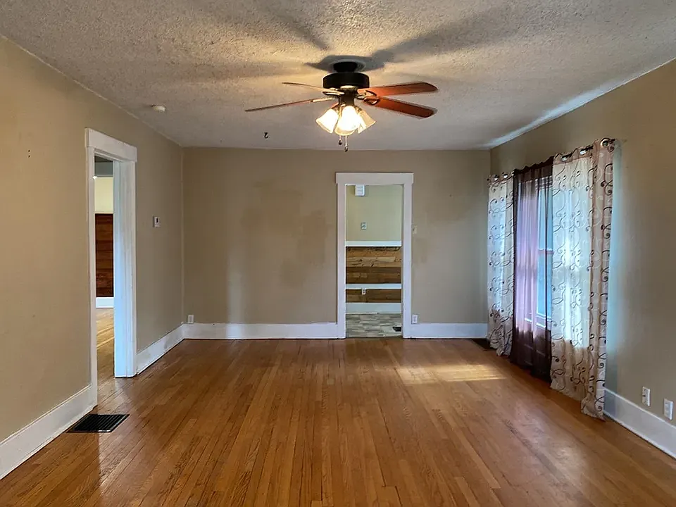 3 bed, 1100 sqft, $1,575 — Photo 3