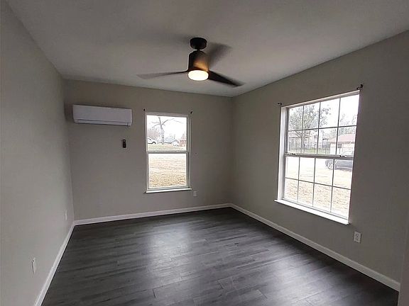 4th image of 403 E Sears St