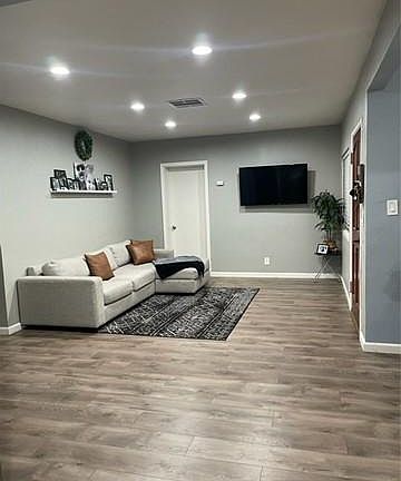 2nd image of 906 Valley View Dr