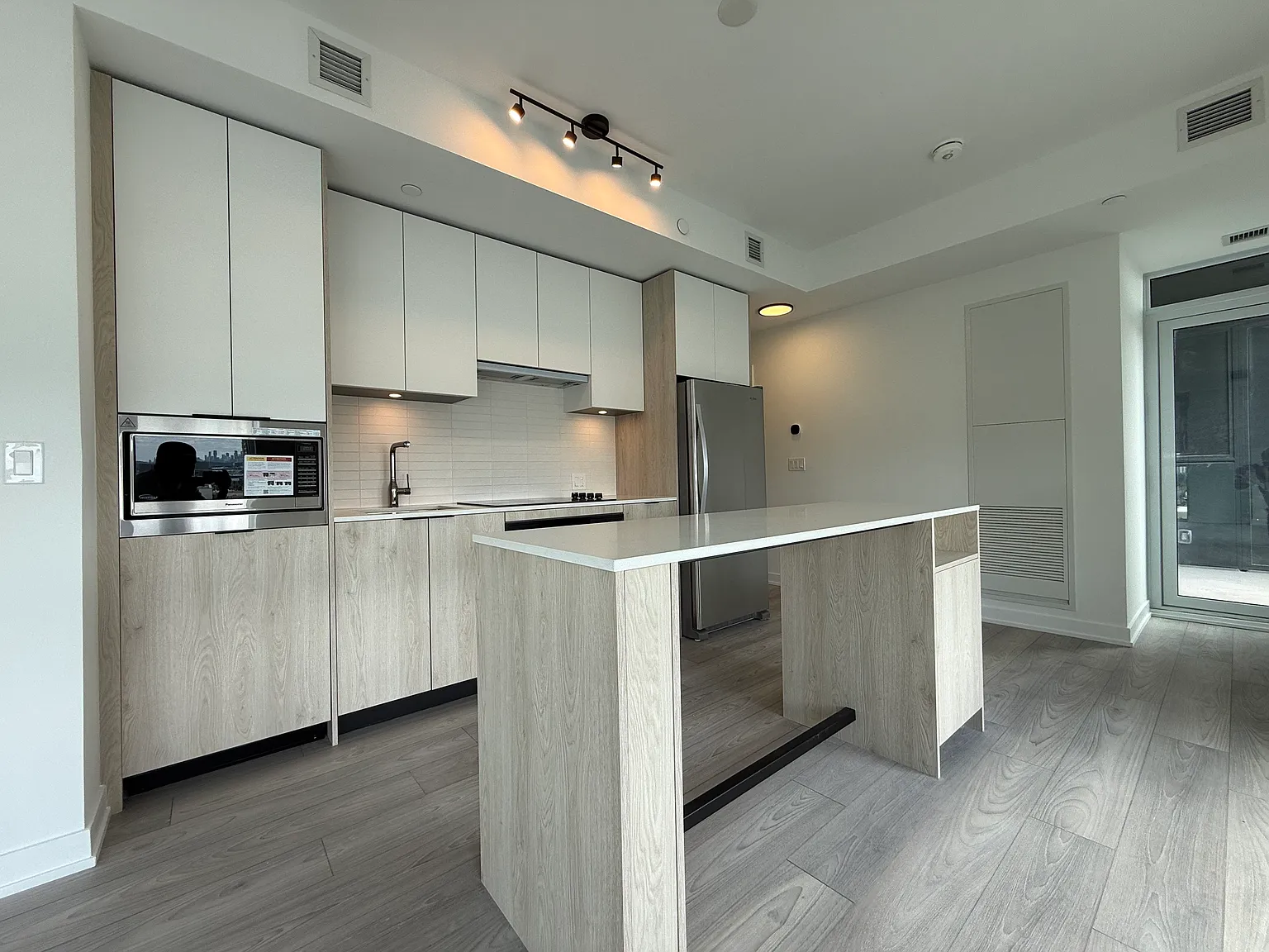 1409-1007 The Queensway Toronto Ontario M8Z 0H4 — Photo 2