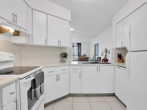 4th image of 118 Lake Emerald Drive #102