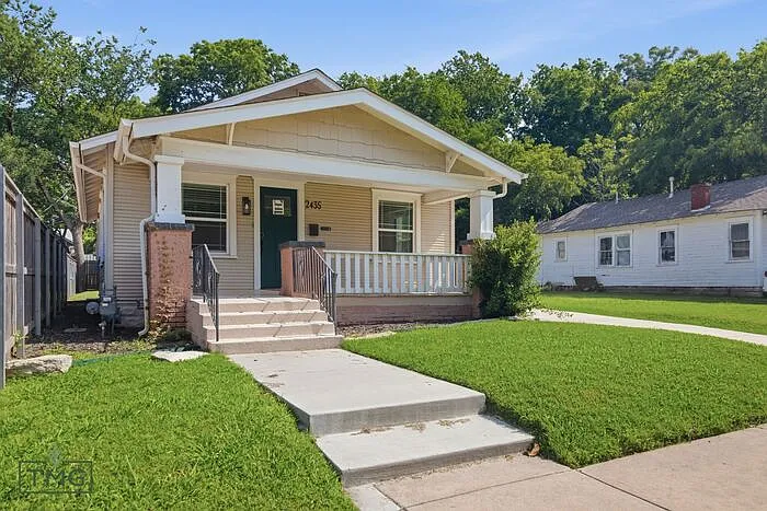 2435 E 10th St — Photo 2