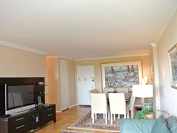 3rd image of 26910 Grand Central Pkwy APT 17R