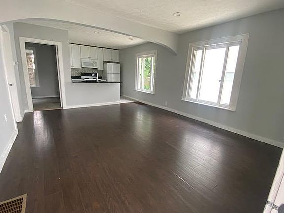 3rd image of 1468 Loretta Ave